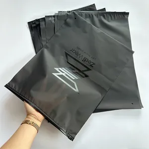 Sacchetti con cerniera per abbigliamento nero opaco UV smerigliato personalizzato Logo stampato imballaggio per abbigliamento con cerniera in plastica riciclata con cerniera