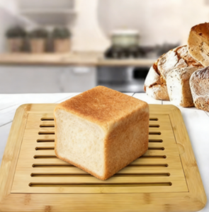 Planche à découper en bambou et bois naturels avec bac à miettes intégré - Product Image 1