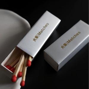 Caja <span class=keywords><strong>de</strong></span> <span class=keywords><strong>cerillas</strong></span> con logotipo personalizado <span class=keywords><strong>de</strong></span> lujo, características <span class=keywords><strong>de</strong></span> <span class=keywords><strong>cerillas</strong></span> <span class=keywords><strong>de</strong></span> seguridad, material <span class=keywords><strong>de</strong></span> <span class=keywords><strong>cera</strong></span> <span class=keywords><strong>de</strong></span> papel personalizado para ventas al por mayor para bodas, fiestas, <span class=keywords><strong>cerillas</strong></span> - Product Image 1