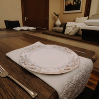 Assiette de présentation ronde classique en plastique PP de 13 pouces, motif végétal, peinte à la main, faite à la main, en vrac, pour la décoration de fêtes et de mariages