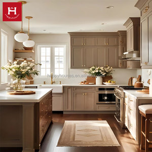 Кухонные шкафы из массива дерева цвета тауп от HAPPY HOUSES с островом, в традиционном американо-европейском стиле, с фурнитурой из латуни - Product Image 1