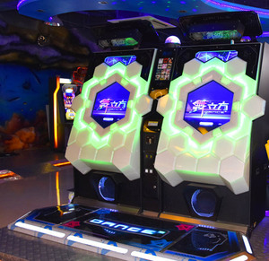 เครื่องเล่นเกมดนตรีหยอดเหรียญ เกมเต้นรำแบบลูกบาศก์ คอนโซลวิดีโอเกม ตั๋วลอตเตอรี เกมแข่งรถจำลองในห้องนักบิน - Product Image 1