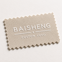 Fabricant d'étiquettes de vêtements en gros, étiquettes personnalisées avec chemises, étiquettes de vêtements en silicone 3D à découpe en zigzag, fabrication OEM ODM