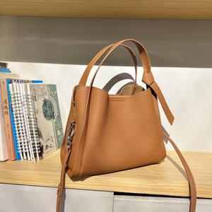 Sac à main en cuir de vachette Togo Litchi sans marque avec anse nouée, doublure entièrement en cuir, chic parisien, luxe discret, fournisseur boutique européen - Product Image 1