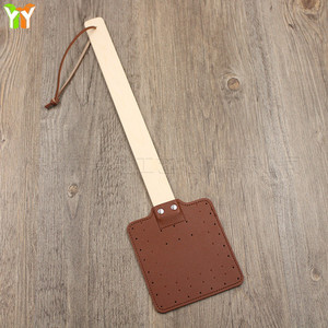 Raquette anti-mouches créative en cuir PU, idéale pour le camping en plein air, les pique-niques et l'utilisation domestique ; manche en bois ; fixation murale. - Product Image 3