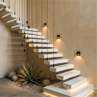 Escaliers flottants cantileverés peu encombrants pour penthouses urbains haut de gamme
