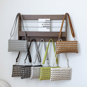 <span class=keywords><strong>Sac</strong></span> à bandoulière rectangulaire grande capacité style punk gothique avec rivets argentés anti-décoloration - Product Image 5