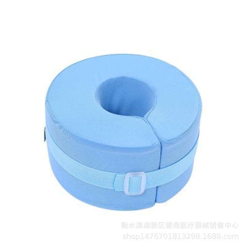 Une chevillère bleue avec des sangles.