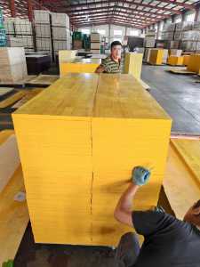 Tablero de Contrachapado de 3 Capas de 21 mm y 27 mm, <span class=keywords><strong>Panel</strong></span> Amarillo de Madera de Pino para Encofrado con Recubrimiento de Pegamento UV, <span class=keywords><strong>Panel</strong></span> de 3 Capas - Product Image 6