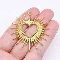 Pendentif Cœur Rayonnant à Pointes 44x43mm en Alliage Doré, Motif Soleil Ouvert pour Art Dévotionnel du Sacré-Cœur