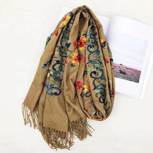 Bellissima <span class=keywords><strong>Sciarpa</strong></span> in <span class=keywords><strong>Cashmere</strong></span> con Ricamo Floreale per Donne, Pashmina con Ricami - Product Image 6