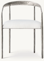 Sillón de Comedor Moderno Escultural con Brazos Curvos en Forma de C, Textura Martillada, Estructura de Metal Plateado y Cojín de Lino Blanco
