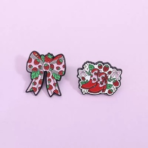 Mignon fraise arc <span class=keywords><strong>chanteur</strong></span> dérivés broche broche musique Album Badge pour les Fans cadeau mode doux émail coulée nouvel an chinois - Product Image 1