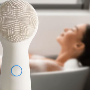 Brosse nettoyante pour le visage électrique rechargeable en silicone à technologie ultrasonique avec types de prises US/UK - Product Image 5