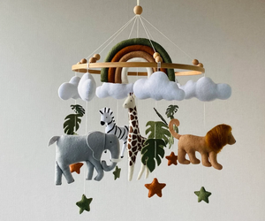 Móvil de Cuna Safari con Arcoíris, León, Jirafa, Cebra y Elefante Realistas de Fieltro, Móvil de Techo para Cuna - Product Image 1