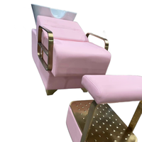 Équipement de salon de beauté au design moderne rose : Lit de lavage semi-allongé thaïlandais avec bac à shampoing et chaise avec repose-pieds