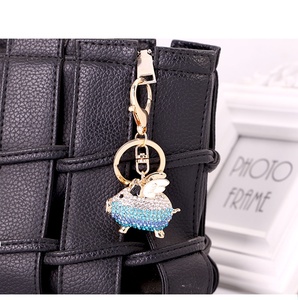 سلسلة مفاتيح عصرية مصنوعة من المعدن والمعدن على شكل حيوانات ومرشحات على شكل خنازير طائرة مرصعة ببلورات كريستالية من حجر الراين - Product Image 5