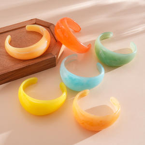 Brazalete con Bisel y Tinte Degradado J, Bonito y Elegante, Diseño Exclusivo para Mujer, Texturizado de Alta Gama, para Fiestas - Product Image 4