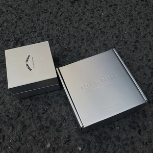 Tùy Chỉnh Kích Thước Bạc Có Thể Gập Lại Cứng Nhắc Kraft Giấy Vận Chuyển Hộp Không Thấm Nước Doanh Nghiệp Nhỏ Bao Bì Cho Nến Quần Áo Dập Nổi - Product Image 4