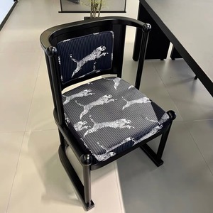 เก้าอี้รับประทานอาหารหุ้มเบาะลายเสือดาวสำหรับผู้ใหญ่ สีดำ พร้อมดีไซน์ลายพิมพ์สัตว์ - Product Image 4