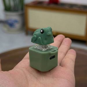 Jouet anti-stress rechargeable amélioré en forme de clavier, porte-clés personnalisé avec touches 3D, lumière LED et son de grenouille, bouton de pression pour soulager le stress - Product Image 1