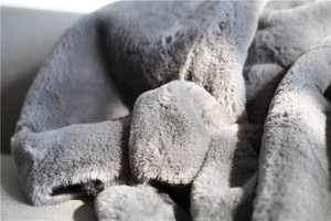 Bán buôn sang trọng màu xám sang trọng giả thỏ giả lông thú ném chăn 127*152cm mềm sofa 100% Quà Tặng polyester trắng hồng mô hình rắn - Product Image 4