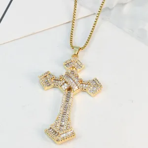 Le grand collier pendentif croix plaqué or est un accessoire à la mode pour les femmes, adapté à un usage quotidien