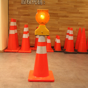 Cono de Tráfico Reflectante de PVC de 70 cm, Cono de Seguridad Flexible y Duradero, Diseño Apilable para Control de Multitudes en Carreteras, Estacionamientos y Autopistas - Product Image 6