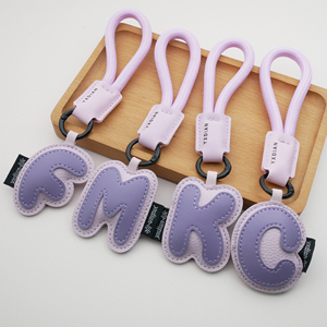26 chữ cái tiếng Anh tinh tế móc khóa da Mặt dây chuyền trang sức nổ nhỏ cho bé gái và cặp vợ chồng Phụ kiện túi dây móc khóa - Product Image 6
