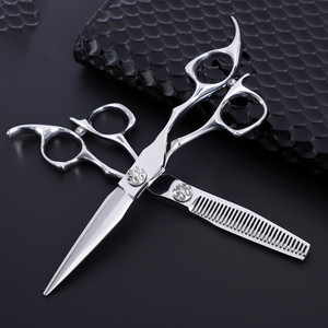 กรรไกรตัดผมใบมีดสีแดง 6.0 นิ้ว กรรไกรซอยผม กรรไกรตัดผมแบบแบน สำหรับคนถนัดขวา สแตนเลส 440C อุปกรณ์ช่างตัดผมมืออาชีพ - Product Image 4