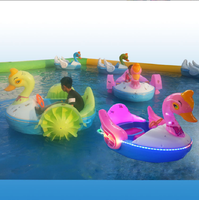 Bateau tamponneur lumineux en plastique électrique à piles d'amusement pour piscine fabriqué en chine pour enfants