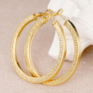 Orecchini a Cerchio Piatti da Donna Placcati in Oro con Texture a Scacchi in Rame, Gioielli alla Moda - Product Image 1