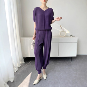 Completo da donna plissettato stile Miyake di alta gamma con motivo a squame di drago, tinta unita, lunghezza <span class=keywords><strong>alla</strong></span> <span class=keywords><strong>caviglia</strong></span>, nuova collezione estate 2025, top con scollo a V e maniche a tre quarti + pantaloni - Product Image 3