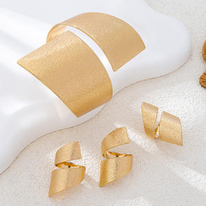 Nouvel ensemble de bijoux J en acier inoxydable mat et brillant, style nordique cool, bracelet et bague géométriques pour femme, délicats et tendance, pour soirée - Product Image 3