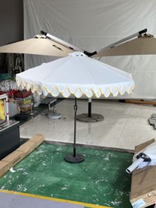 Venta caliente de color personalizado al aire libre paraguas poste central para playa jardín restaurante muebles hechos de poliéster duradero <span class=keywords><strong>Base</strong></span> incluida - Product Image 6