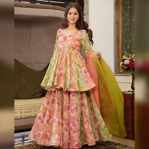 Último diseñador Heavy Georgette Sequence Work Vestido largo Wedding Party Wear Top Sharara con Dupatta para mujeres y niñas - Product Image 1