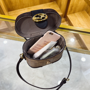 กระเป๋าสะพายทรงสี่เหลี่ยมสไตล์เรโทรสุดหรูสำหรับผู้หญิง กระเป๋าอเนกประสงค์สำหรับใส่เครื่องสำอางบุ PU พร้อมหูหิ้ว - Product Image 5