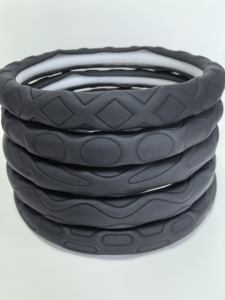 Housse de volant de voiture en cuir perforé antidérapant de haute qualité, nouvelle, en gros, pour Hiace avec protection et décoration - Product Image 1