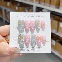 Juego de uñas postizas cortas de verano de alta calidad, de almendra Gel hecho a mano, tallado de flores en 3D, Color rubor, tamaño mediano, prensa en las uñas