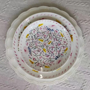 Rosa Blumen geprägte Keramik Ladegerät Spitze Rand Porzellan Teller Teller Wieder verwendbares Geschirr Set für Partys - Product Image 1