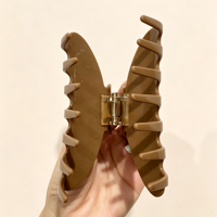 CHUJIAN Pince à Cheveux Premium Faite à la Main en Acétate Marron Uni avec Motif Sculpté, Pince Requin Écologique et Durable à Maintien Fort