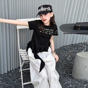 Completi di Abbigliamento per Ragazze Estate 2026: Maglietta Nera a Maniche Corte con Stampa Lettering + Pantaloni Bianchi Larghi, Set 2 Pezzi - Product Image 6