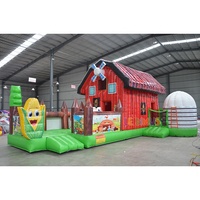 Château gonflable coloré sur le thème de la ferme avec toboggan et piscine à eau, location pour événements