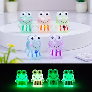 Veilleuse de haute qualité pour la vente en gros, figurine miniature de grenouille prince aux grands yeux en résine, accessoire de décoration pour voiture - Product Image 1