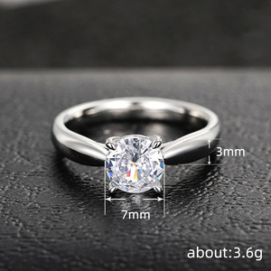 Anillo de Compromiso Q996 para Mujer con Diamante Sintético de Corte Brillante Redondo Clásico de 1 Quilate Cultivado en Laboratorio con Banda de Plata - Product Image 4