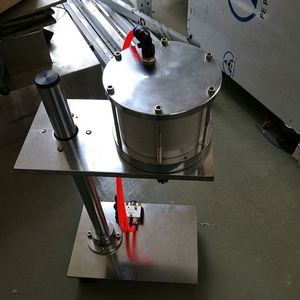 Machine semi-automatique en acier inoxydable pour le remplissage d'aérosols et le retrait de vannes, machine de retrait de cartouches en fer blanc et en aluminium - Product Image 3