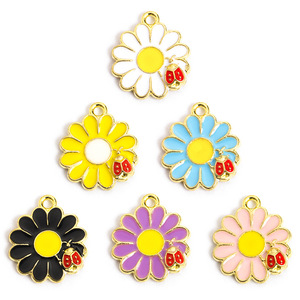 <span class=keywords><strong>Ciondolo</strong></span> a forma di fiori, margherite e coccinelle in lega smaltata, ideale per braccialetti e collane fai da te, per la creazione di gioielli. - Product Image 1