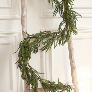Guirnalda Navideña Artificial de Ciprés LINGKAI con Piñas, Follaje Verde Realista para Decoración de Chimenea, Pared y Hogar - Product Image 3