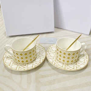 Vente en gros de 41 pièces de vaisselle en porcelaine fine de style européen, assiettes à dessert et services de table de luxe à carreaux dorés avec logo personnalisé - Product Image 5