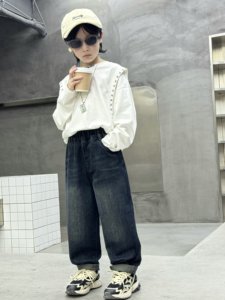 Pantalones vaqueros holgados de pierna recta bordados con bolsillo para niños - Product Image 3